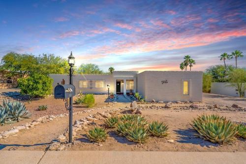 Sabino Canyon Vista - Serene Desert Escape with Pool & Grill, Sleeps 8