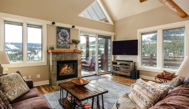 Saddle Ridge Townhome with Ski-in/Ski out access! Hot tub!