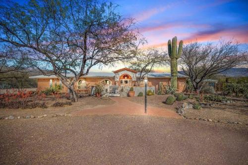 Saguaro Family Oasis - Pool, Hot Tub, Privacy acre