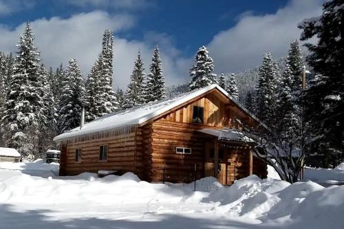 Sanctuary Farm Log Cabin Mountain Getaway, Alberton, MT