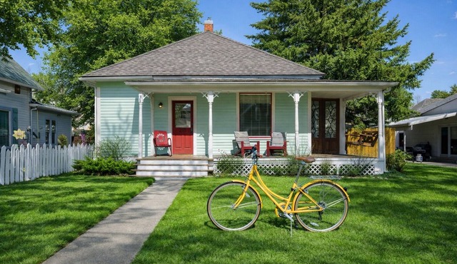 Sauna + Karaoke + Retro Bikes Walk to Downtown Yellowstone Basecamp