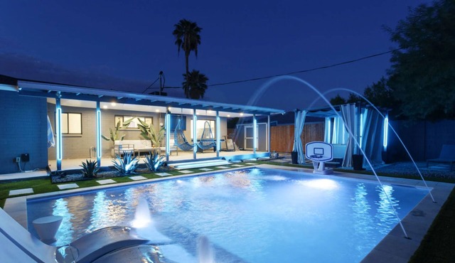 Scottsdale Luxe Retreat Minutes to Old Town Heated Pool & Hot Tub Fire Pit