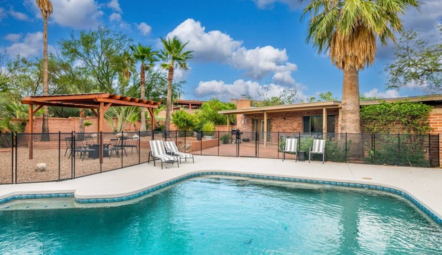 🏝 Serene Foothills Oasis w/ Pool & Grill, Sleeps 10 🏝