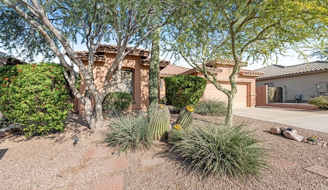 Serene home with mountain views, enclosed yard, patio, grill & AC - near golf