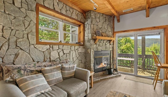 Ski Lodge with Views 3BR Sleeps 8 Close to Slopes