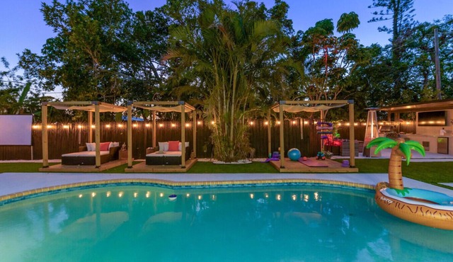 Sleeps 20 Heated Pool Hot Tub Outdoor Kitchen/Theater