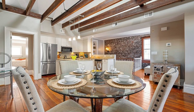 Sleeps 26! Walk to River Street, Bars, and Shopping!