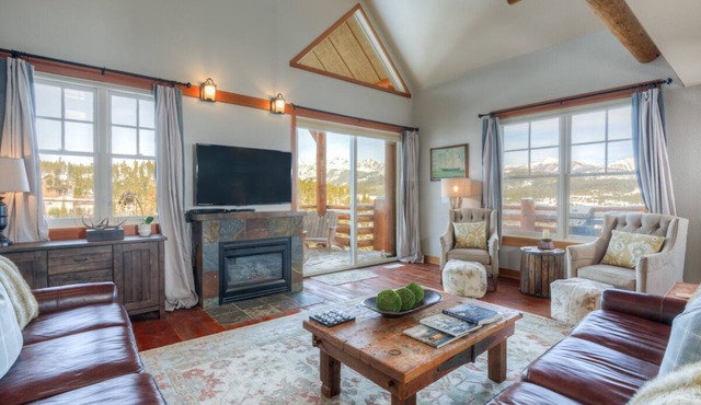 Slopeside Townhome with Mountain Views! Private Hot Tub!
