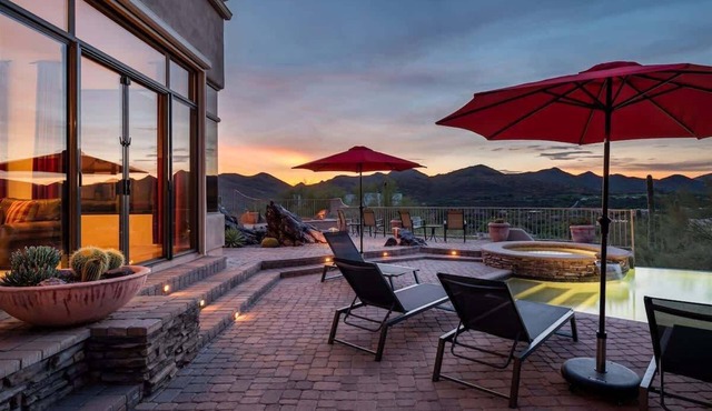 Southwest home w/Hot Tub, heated* pool, and amazing Mtn. Views!