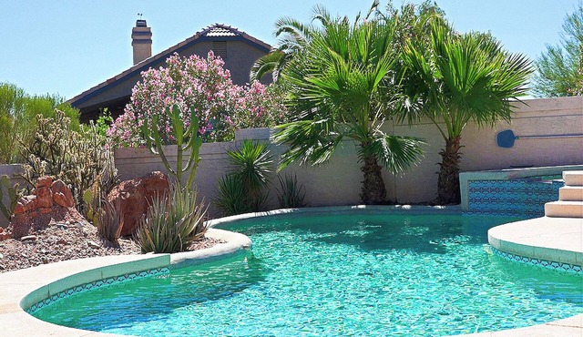 Southwestern House w. Breathtaking Mountain Views, Priv Pool & Spa, Patio, BBQ