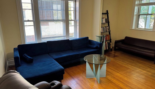 Spacious 3 bedroom Porter Square Apartment, 1 mile from Harvard, Lesley & Tuffs.