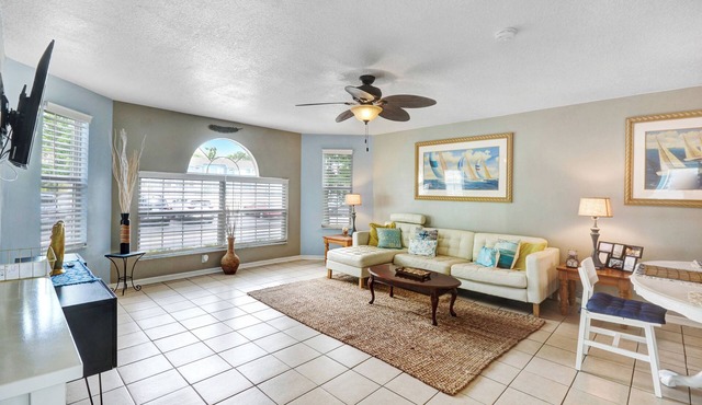 Spacious 3- queen bedroom condo - gym, Pool, Spa, Gym, 7 min Disney, 5 to Shops