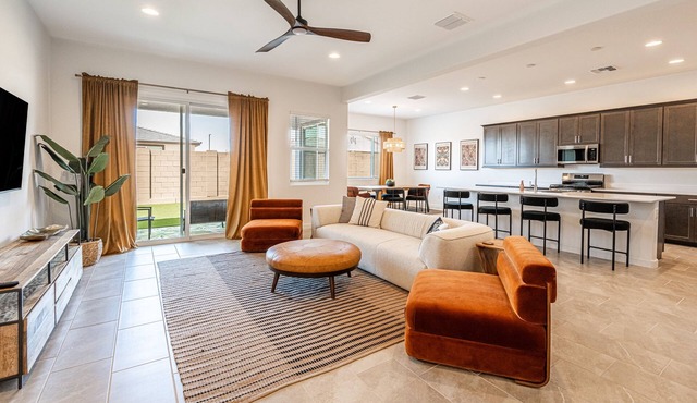 Spacious 4BR/3BA Desert Retreat & Private Casita - 3-Car Garage/WiFi/Fenced Yard