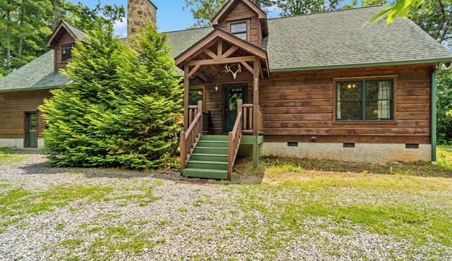 Spacious 5-bedroom cabin in beautiful Pisgah Forest with Game Room!
