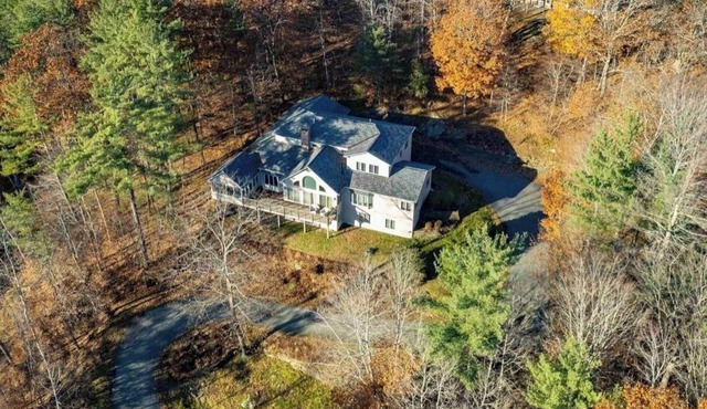 Spacious 6-bedroom house in charming Quechee. Family friendly, all seasons!