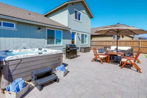 Spacious Bellemont Cabin w/Jacuzzi + Mtn View!
