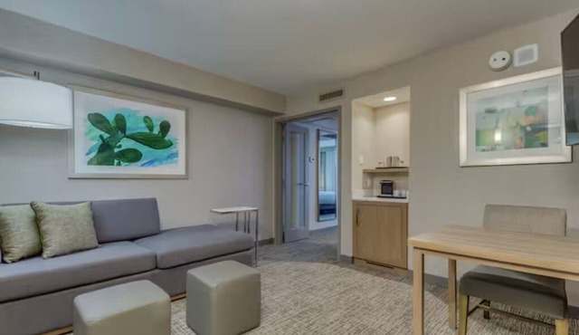 Spacious Guest Room Close to Downtown Chandler and Easy Road Access