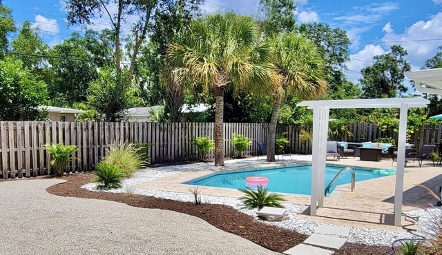 Spacious Heated Pool Home. Close to Siesta Beach!