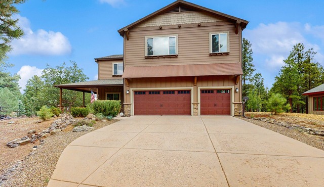 Spacious home w/game room & large covered patio - access to shared pool/hot tub