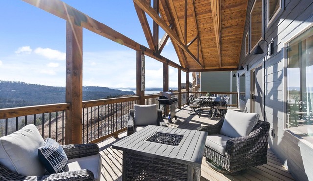 Spacious Lakeview Retreat featuring Arcades, Ping Pong, Free SDC Tickets & Top Community Amenities
