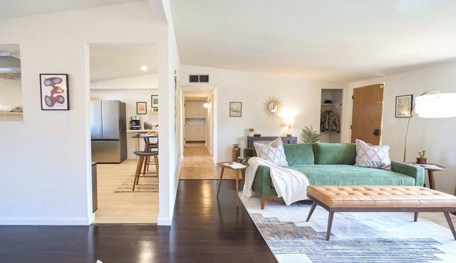 Spacious Living Fully Stocked Kitchen Private Yard Pets Welcome 12 min to DT