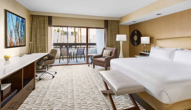 Standard King Room at Hilton Phoenix Airport - Free Shuttle & Oudoor Pool