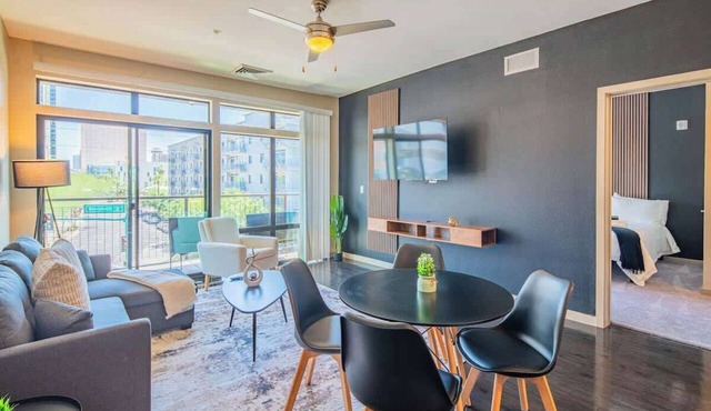 Stay Near DT PHX Balcony,W D,Pool,Gym,Parking