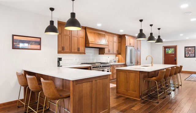 Stunning 5BR Historic Home, Walk to downtown Stillwater, Sleeps 14, Chef Kitchen