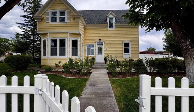 Stunning Historic Home in Kanab, Utah. Close proximity to Zion and Bryce Canyon. Incredible stargazing opportunities!