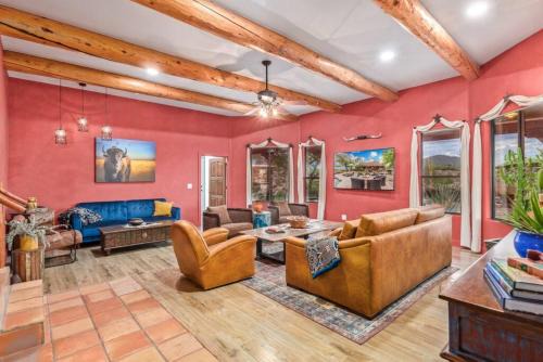 Stunning Secluded Ranch, Sleeps 6 Comfortably, Pool & Jacuzzi