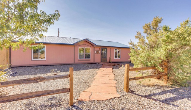 Stunning Views: Quiet Bluff Home Near Hiking!