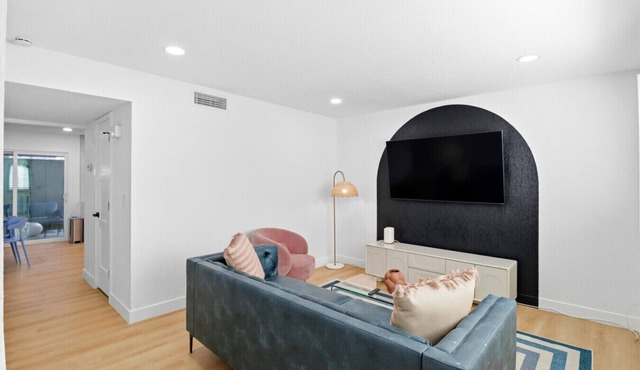 Stylish 2BR w/Pool: Walk to Old Town & Fashion Square