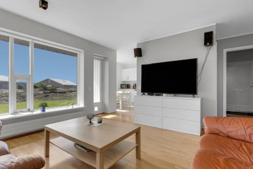 Stylish 3BR Apartment with Garden and Free Parking
