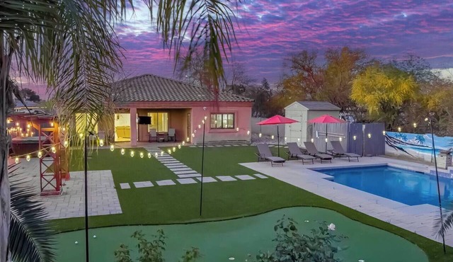 Stylish 4BR Desert Oasis with Pool and Spa, Putting Green