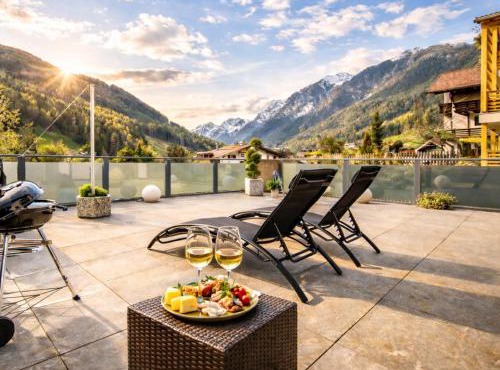 Stylish Alpine Apartment with Terrace, Fireplace & Mountain View near Sterzing - Villa Tribulaunblick