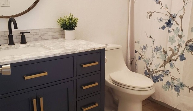 Stylish Central 2BR Townhouse | Walk to Sloan Park