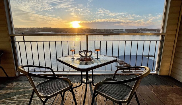 Stylish Lakefront, King Bed Suite, Sunset View, Pool, Boat Slip, PrivateTopFloor