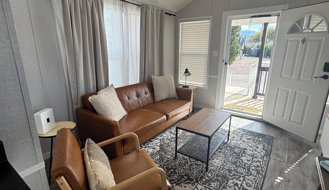 Stylish Tiny home Near Base and Downtown