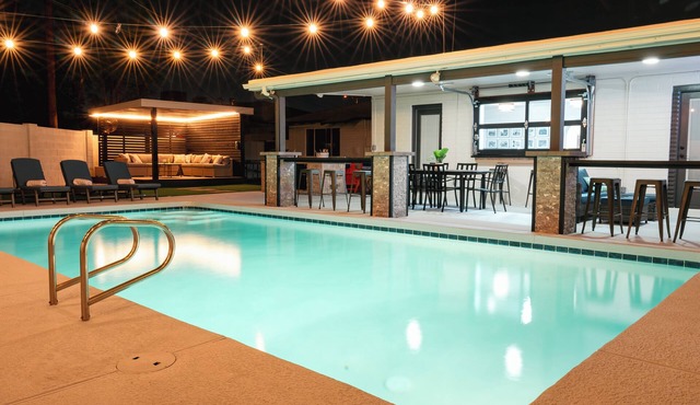 Sundown@OldTown - Cabana - Pool - Indoor Outdoor Bar - Yard Games - Game Room