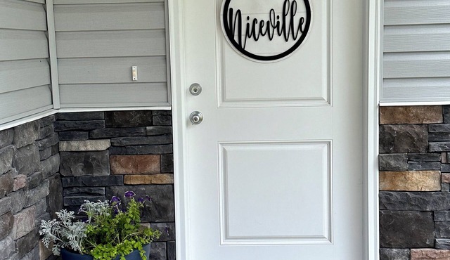 SUNNY NICEVILLE! Very Nice, 3/2.5 Townhome .04 mile from water!