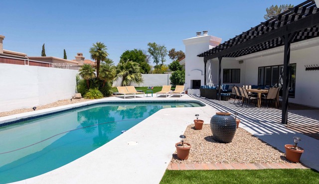 Sunshine Villa by HomeSlice Stays
