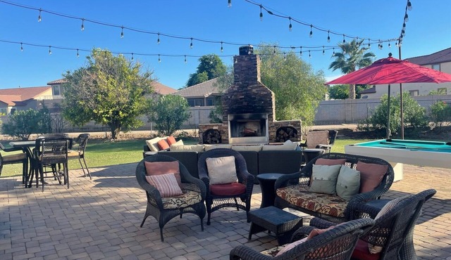 Super Bowl Painted Field, Hot Tub, 5 Minutes from Stadium, 1-Acre Lot