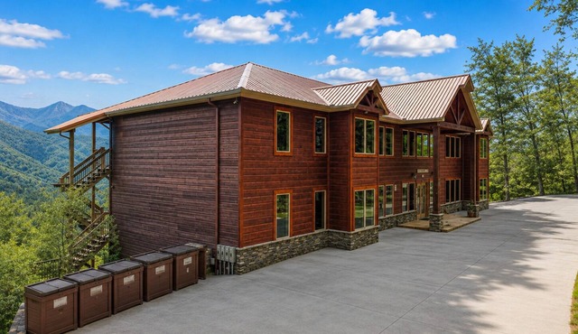 Sycamore Mansion: Elevator, Views, Games, Hot Tubs Galore!