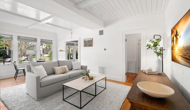 The Adaline #1 - Upscale Hyde Park Apt, First Floor