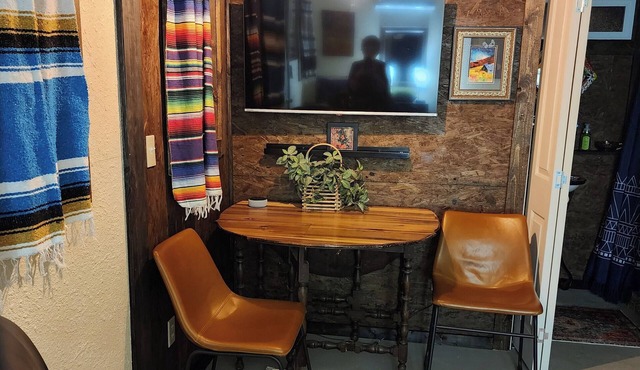 The Artists Cottage ~ Fun desert getaway