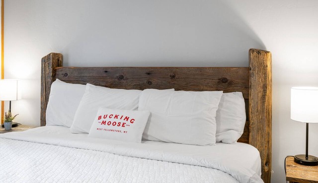 The Bucking Moose #07 Lynx Room King Suite, just 1 minute from Yellowstone.