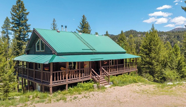The Cabin - A Family and Dog Friendly Log Cabin Getaway in the pines! Close to mountain biking, hiking, outdoor adventure!