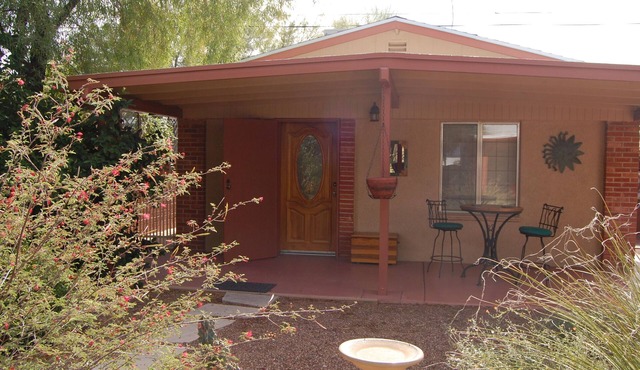 The Casita at Lizard Gate is a 1-bedroom guest house in mid-town Tucson.