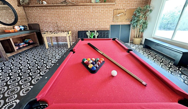 The Fox House: Friends and Family Retreat with Game Room, Pool Table, Volleyball
