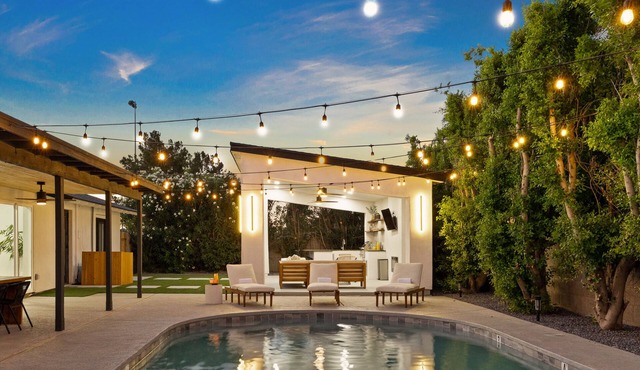 The Mulberry - Luxury Stay Minutes from Old Town: heated pool, hot tub included